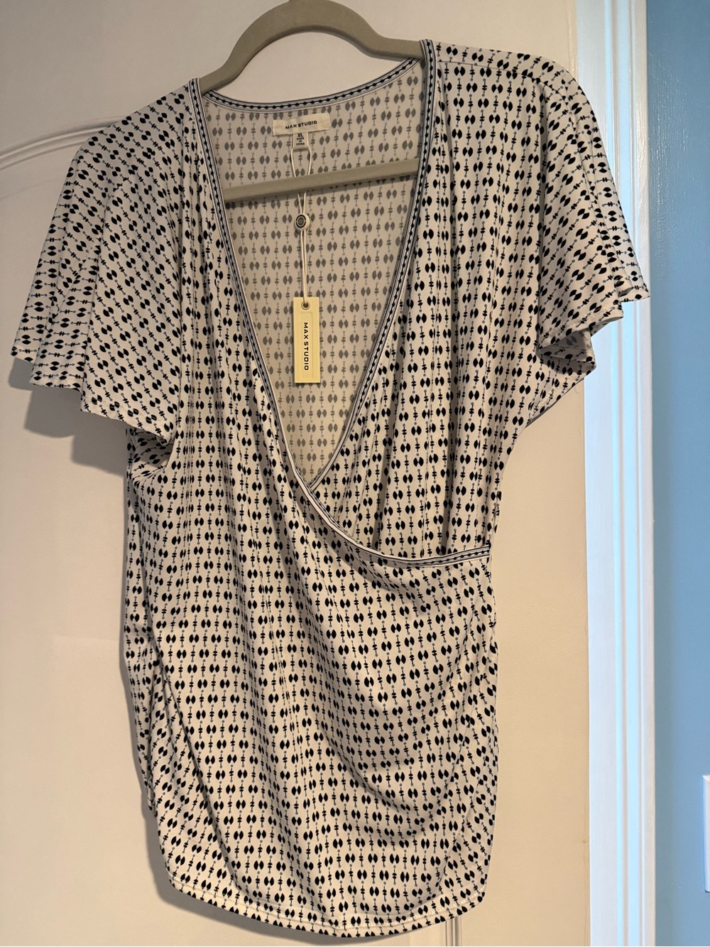 Max Studio v-neck Top Size XL NWT